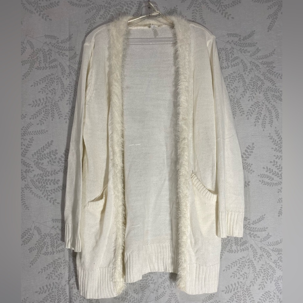 Elegant Ivory Women's Sweater 3XL with faux fur collar